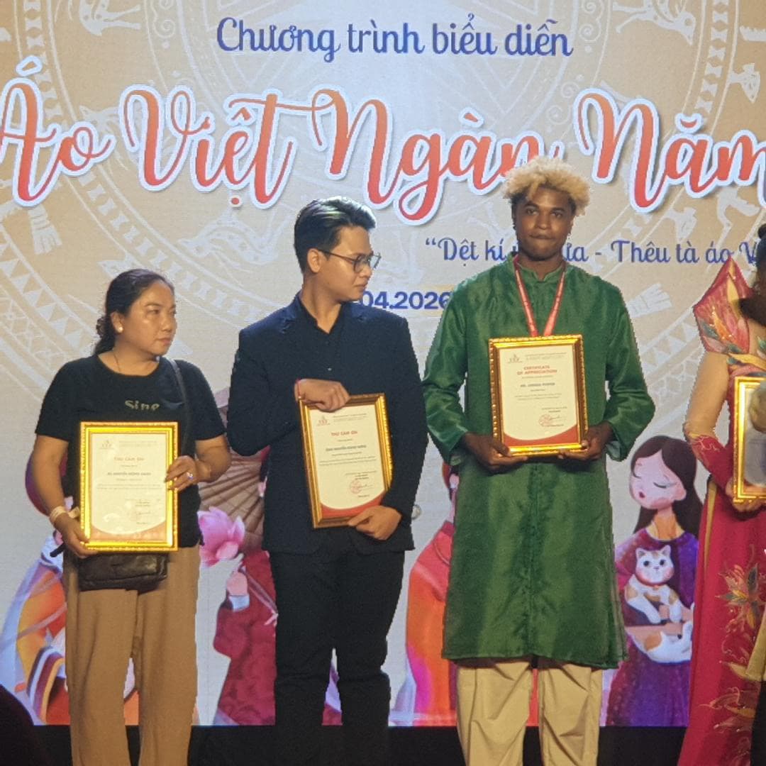 Joshua Porter nhận bằng khen từ UEF